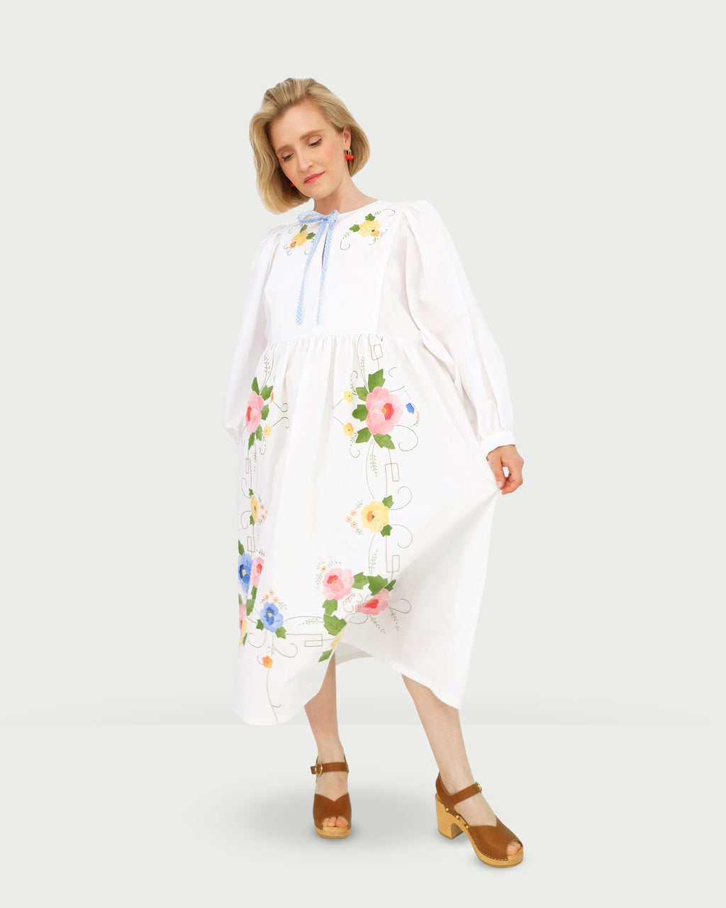 Robe babydoll blanche midi en coton upcyclé, manches bouffantes et broderies florales multicolores faites main.
