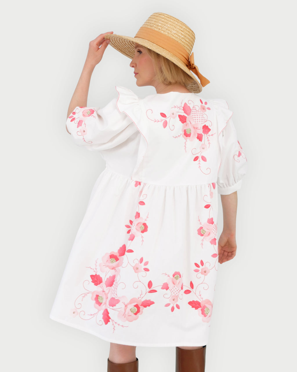 Mini robe babydoll blanche en coton upcyclé, manches bouffantes et fleurs roses brodées à la main.